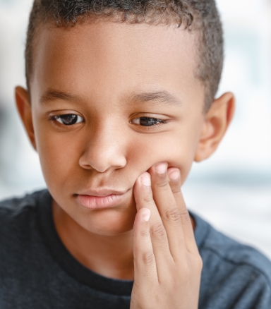 Child in pain before emergency dentistry